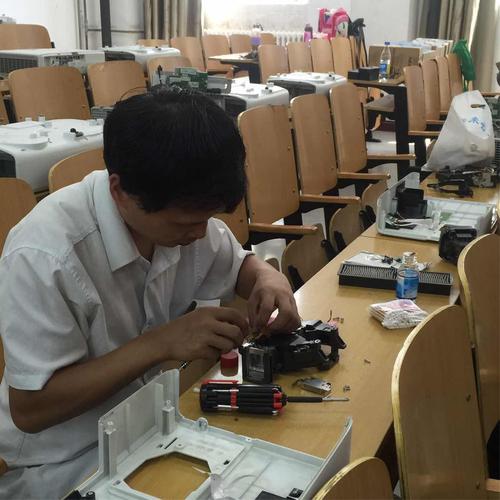 多媒体设备检修保障新学期正常教学工作